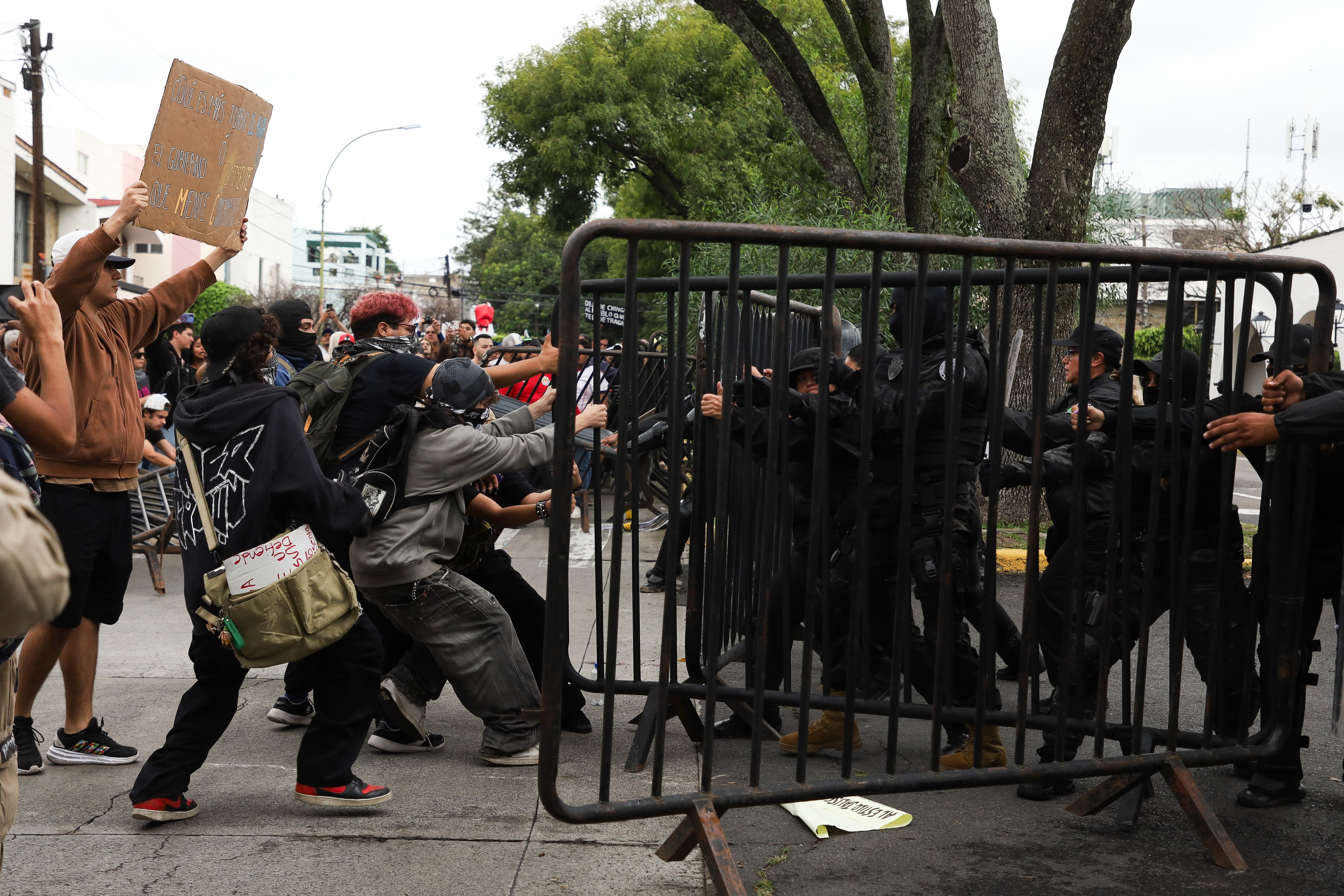 Enfrentamiento entre manifestantes y policías en Jalisco, el 11 de octubre.
