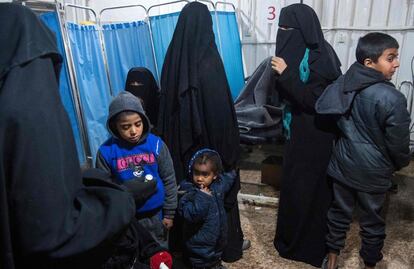 Mujeres y niños sirios desplazados esperan en una clínica improvisada en el campamento de desplazados internos de Al-Hol, en Al Hasakeh, al noreste de Siria.