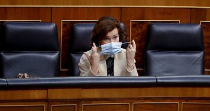 La vicepresidenta primera del Gobierno, Carmen Calvo, se ajusta la mascarilla.