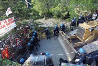 Policías antidisturbios utilizan una excavadora para destruir una barricada en Chiomonte.