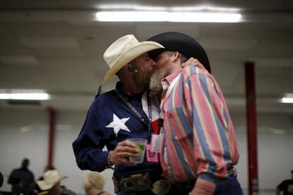 Gordon Satterly (izqda.), de 61 años, besa a su marido, Richard Brand, de 53, durante la celebración del Internacional Rodeo Gay celebrado en Little Rock, Arkansas (EE UU).