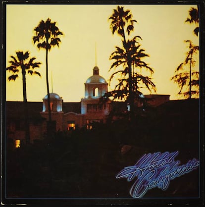 Certamente por volta de 90% das mais de 30 milhões de pessoas que têm este disco na sala de casa comprou-o somente pela música que abre o álbum. Hotel California é uma das canções mais irradiadas na história. Uma peculiaridade: seus seis minutos e meio aterrorizavam os DJs, temerosos de que a impaciente audiência mudasse de dial. Mas isso não aconteceu, ela aguentou. Estamos diante de um monumento do rock suave, músicas melodiosamente sublimes, vozes fofas, arranjos de guitarra polidos, balanços de violino. Geralmente, isso remete a uma coisa: tédio. Não aqui. New Kid in Town é belíssima (obrigado, J.D. Souther), Life in the Fast Lane é a transição entre o rock e a música disco, que chegaria em breve, Wasted Time, é tão suave quanto autêntica. Continua sendo o disco perfeito para dirigir em longos trajetos nas estradas... se possível, sozinho. Texto: CARLOS MARCOS

Pontuação: 5 de 5.

Número de exemplares vendidos: 32 milhões.