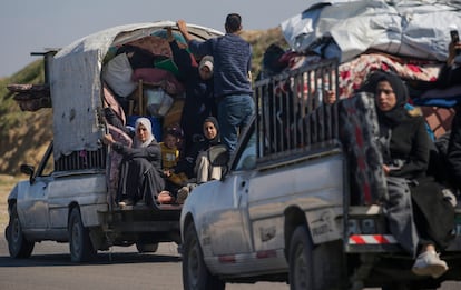 Ciudadanos palestinos escapan este miércoles de Rafah, en el sur de la franja de Gaza.