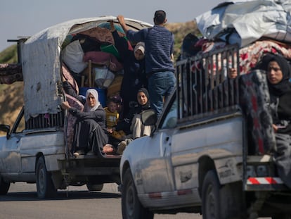 Ciudadanos palestinos escapan este miércoles de Rafah, en el sur de la franja de Gaza.