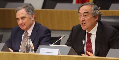 A la derecha, el presidente de CEOE, Juan Rosell, junto al vicepresidente de la organización José Antonio Sarría
