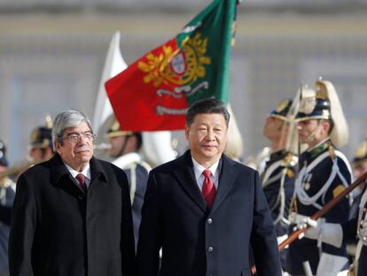 El presidente del parlamento portugués, Ferro Rodrigues, con el presidente de China, Xi Jinping.