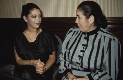 La cantante Isabel Pantoja con su madre Ana Martín en enero de 1980. 
 