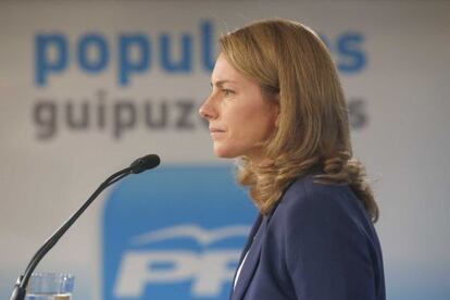 Arantza Quiroga, presidenta del PP vasco, durante la rueda de prensa en la sede de San Sebastián.