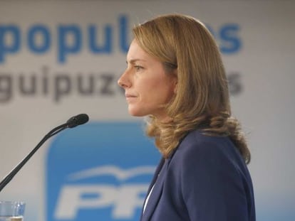 Arantza Quiroga, presidenta del PP vasco, durante la rueda de prensa en la sede de San Sebastián.