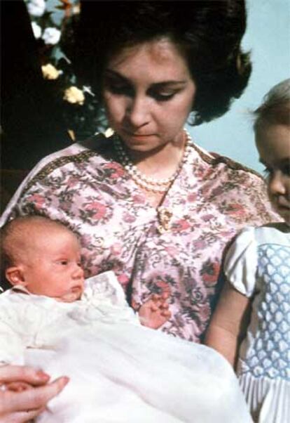 En la imagen, la entonces princesa Sofía sostiene en sus brazos al Príncipe Felipe.