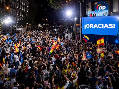 Isabel Díaz Ayuso, presidenta de la Comunidad de Madrid, celebra la victoria del PP, junto al presidente del partido, Pablo Casado, en las elecciones autonómicas del 4 de mayo en Génova.