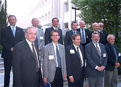 De izquierda a derecha, arriba: Luis Oro, Jean-Marie Lehn, Federico Mayor Zaragoza, Manuel Carmona, Martin Huber, Gerardo Delgado y Julio R. Villanueva. Abajo: Richard R. Ernst, Eric A. Cornell, Claude Cohen-Tannoudji, Martinus Veltman y Harold Kroto, en la Fundación Ramón Areces.