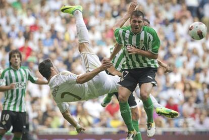 Cristiano Ronaldo intenta un remate de chilena ante Javi Chica.