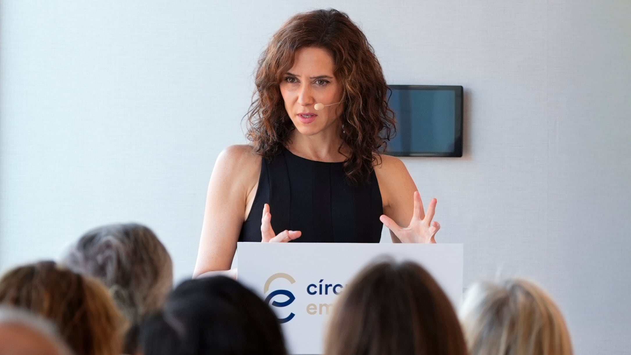 Ayuso tilda de violentas las protestas frente al ático por el desahucio de Maricarmen: “Intentan deshumanizar y acosar”