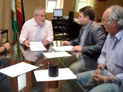 Joaquín Durán (con corbata), esta mañana en la ratificación del convenio.