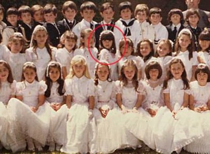 Penélope Cruz, en el centro, <b>posa en </b>el día de su primera comunión, con ocho años (Alcobendas, 1982).