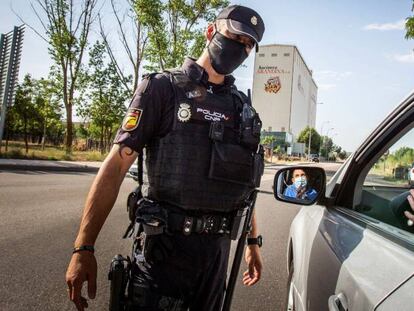 Controles de la policia a la salidad de Aranda del Duero, aislada desde el viernes. 