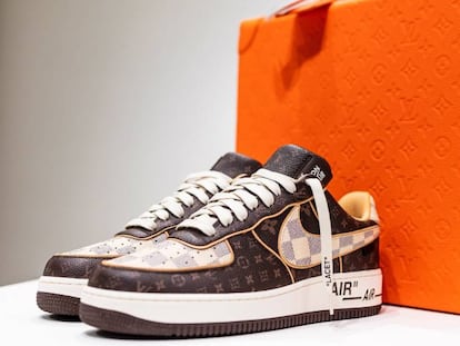 Las zapatillas de Nike y Louis Vuitton que subasta Sotheby’s.  