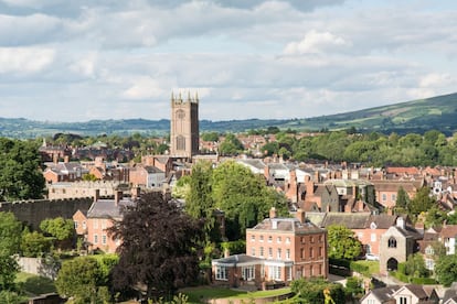 Este pueblo medieval es un lugar para disfrutar de la naturaleza gracias a la red de rutas senderistas que animan al visitante a disfrutar de los valles, colinas y castillos repartidos por la frontera entre Inglaterra y Gales. Ludlow es sinónimo de paraíso foodie y además de celebrar su festival gastronómico en septiembre cuenta con varios restaurantes con estrellas Michelin.