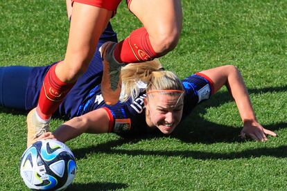 Jackie Groenen (en el suelo), durante una jugada con la española Aitana Bonmati.