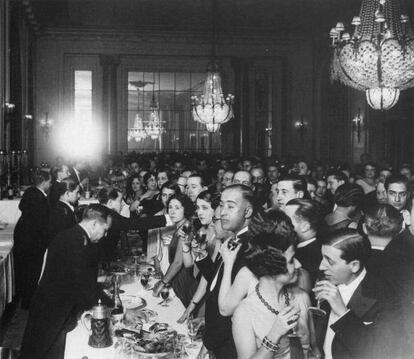 Joan Oller recrea la boja burguesia catalana, com la qie assistia a les festes de l'hotel Ritz