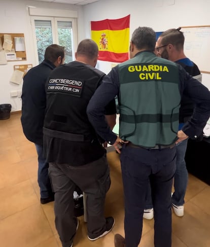 Agentes de la Guardia Civil de Alicante analizan los dispositivos incautados a los dos miembros de la organización de 'hackers' Ragnar Locker.