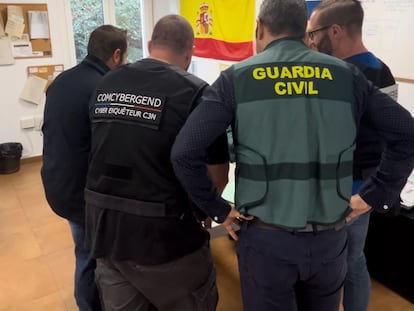 Agentes de la Guardia Civil de Alicante analizan los dispositivos incautados a los dos miembros de la organización de 'hackers' Ragnar Locker.
