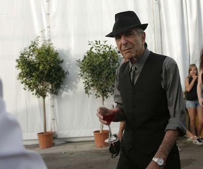 Leonard Cohen, con una copa de vino momentos antes actuar en el Festival Internacional de Benicàssim en julio de 2008.