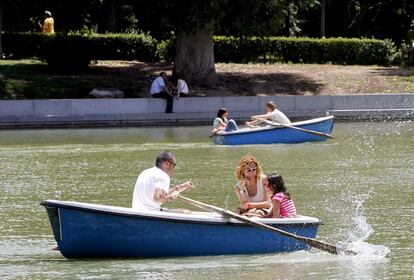 Varias personas en las barcas del parque de El Retiro de Madrid. Entre las doce de la mañana y las seis del viernes, en la capital se esperan 37 grados, así como en el corredor del Henares y la comarca de las Vegas.