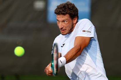 Carreño devuelve de revés durante el partido contra Báez en Winston-Salem, el día 19.