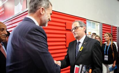 El Rei i Torra se saluden abans de l'acte.