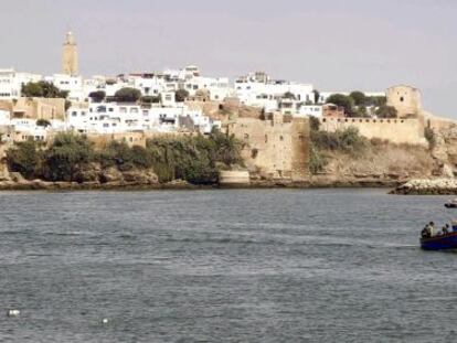 Pescadores marroquíes faenan en Rabat.
