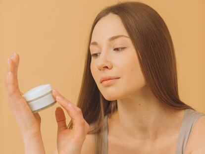 Artículo de EL PAÍS Escaparate sobre una mascarilla de arcilla para pelo graso.