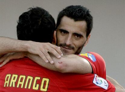 Arango felicita a Güiza tras marcar el tercer gol del Mallorca.