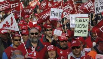 Trabajadores de Coca Cola durante la manifestación contra las políticas de austeridad, convocada por UGT, CCOO y USO, bajo el lema "Hay que parar las políticas de austeridad también en la Comunidad de Madrid" que ha partido esta tarde desde la plaza de Cibeles de Madrid, hasta Sol.