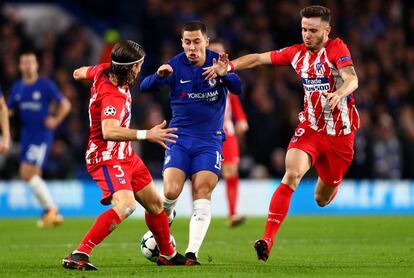 Eden Hazard, del Chelsea (centro), es presionado por Filipe Luis (izquierda) y Saúl Niguez.