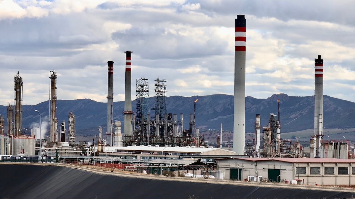 El refino del petróleo dispara los márgenes del sector y explica casi un tercio de la subida de precios en España
