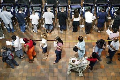 Los votantes hacen cola en un colegio electoral del condado de Miami-Dade, en el Estado de Florida.
