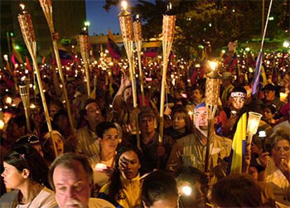 Antichavistas marchan con velas y antorchas en Caracas.