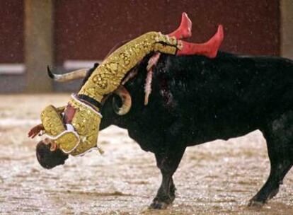 El toro da un revolcón a Sebastián Castella en la corrida de la Prensa.