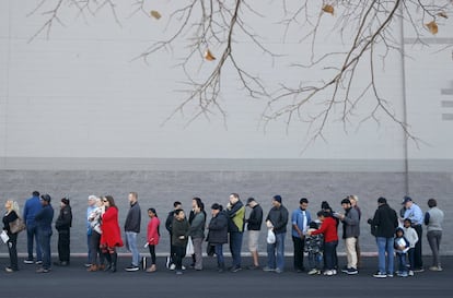 Uma fila de compradores acumula em frente às portas da loja Best Buy para participar de uma jornada de compras prévias à Black Friday, em Kansas.