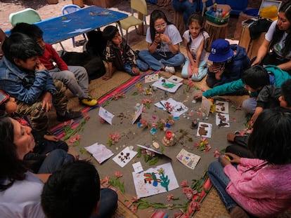 Los niños trabajan, junto a psicólogas, sus sentimientos a través del juego con la arena, textos que han escrito y miniaturas que representen parte de su vida en la Casita de los Picaflores, en Perú.