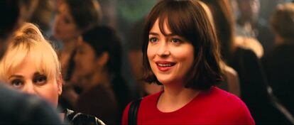 Dakota Johnson, en un fotograma de 'Mejor... solteras'.