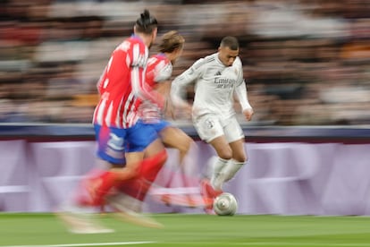 El delantero francés del Real Madrid, Kylian Mbappé, durante el encuentro correspondiente a la ida de los octavos de final de la Liga de Campeones que Real Madrid y Atlético de Madrid disputan en el estadio Santiago Bernabéu, en Madrid.
