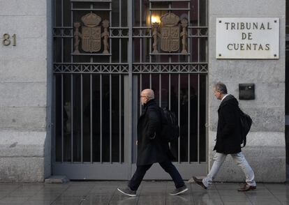 El abogado de Carles Puigdemont, Gonzalo Boye (a la izquierda), llega al Tribunal de Cuentas en diciembre de 2022, en la audiencia previa al inicio del procedimiento sobre el 'procés' en el órgano fiscalizador.