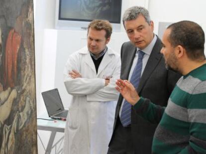 El secretario autonómico Rafael Ripoll, junto al cuadro 'El santo entierro' atribuido al taller de Ribera.