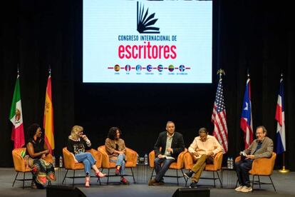 Desde la izquierda, Mayra Santos-Febres, Tere Dávila, Pilar Quintana, Iván Thays, Silverio Pérez y el moderador, José Luis Fajardo, este jueves en una mesa redonda. 