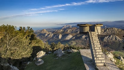 Hay unas escaleras que llevan al cielo. Su diseño es tan simple, como extraordinario el panorama que ofrecen. Esta pequeña plataforma ofrece una fantástica vista que domina las blancas cumbres de los Picos de Europa asturianos y, a lo lejos, el mar Cantábrico.