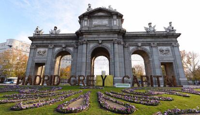 Acción de Greenpeace en la que cambiaron las letras del letrero del Ayuntamiento en la puerta de Alcalá.