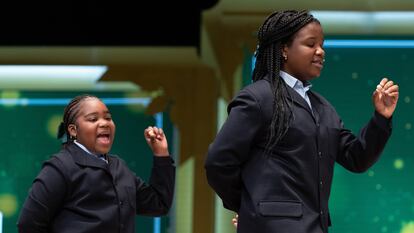 Dos alumnas del colegio de San Ildefonso de Madrid cantan un premio de la Lotería de Navidad, en el Teatro Real.